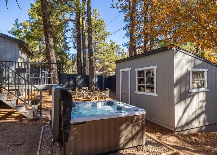 Holiday home Outdoor Oasis, Hottub, Fenced, Firepit & Pinetrees *