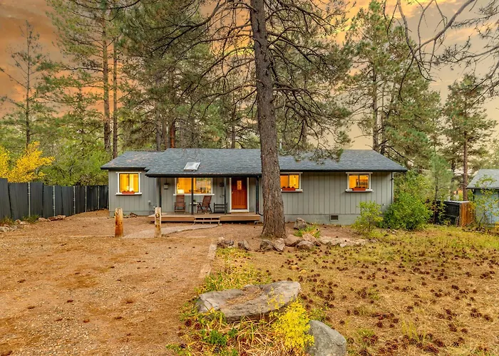 Outdoor Oasis, Hottub, Fenced, Firepit & Pinetrees