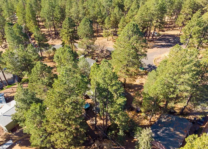 Outdoor Oasis, Hottub, Fenced, Firepit & Pinetrees *