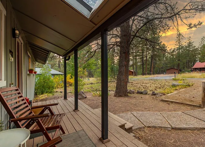 Outdoor Oasis, Hottub, Fenced, Firepit & Pinetrees Holiday home Mountainaire