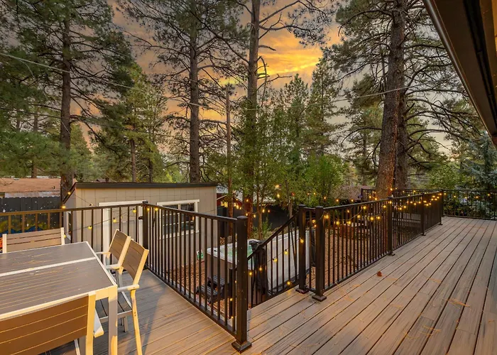 Outdoor Oasis, Hottub, Fenced, Firepit & Pinetrees Holiday home *