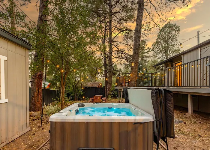Outdoor Oasis, Hottub, Fenced, Firepit & Pinetrees Holiday home