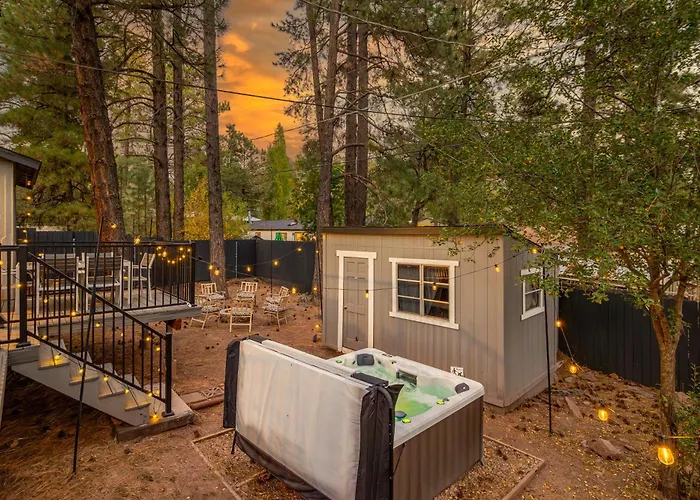 Outdoor Oasis, Hottub, Fenced, Firepit & Pinetrees