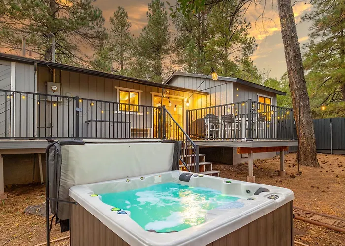 Outdoor Oasis, Hottub, Fenced, Firepit & Pinetrees Holiday home