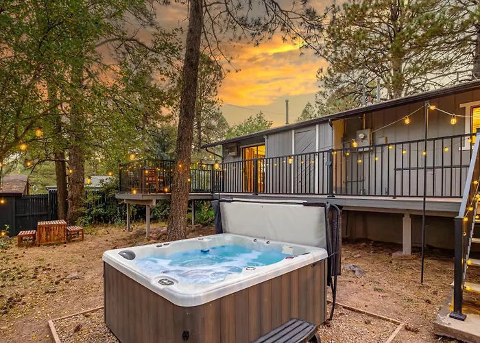 Outdoor Oasis, Hottub, Fenced, Firepit & Pinetrees