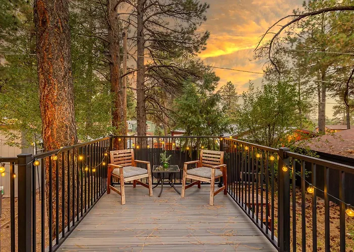 Outdoor Oasis, Hottub, Fenced, Firepit & Pinetrees Holiday home *