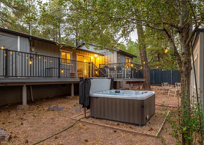 Outdoor Oasis, Hottub, Fenced, Firepit & Pinetrees Holiday home Mountainaire