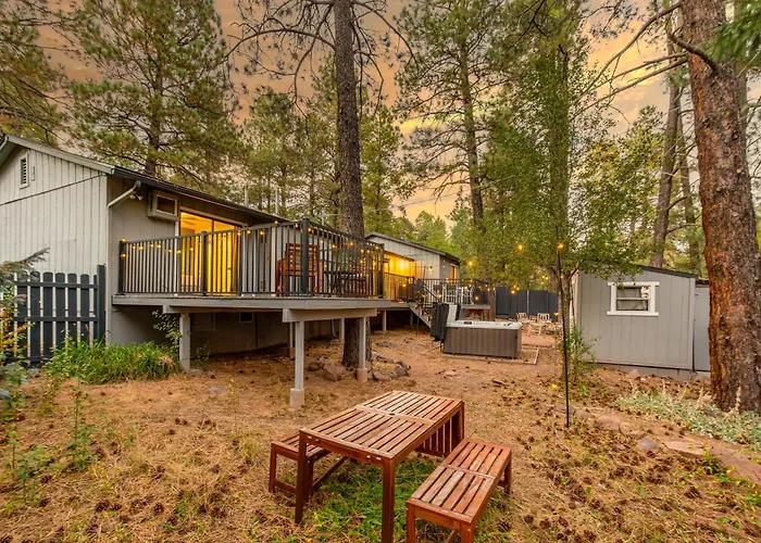 Outdoor Oasis, Hottub, Fenced, Firepit & Pinetrees