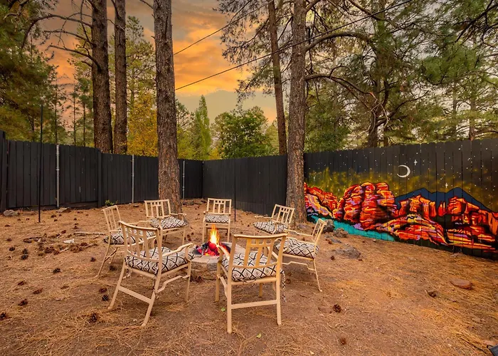 Outdoor Oasis, Hottub, Fenced, Firepit & Pinetrees *