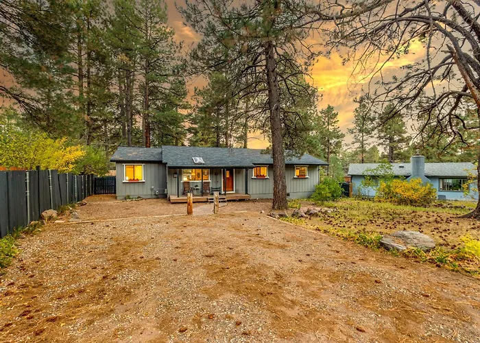 Outdoor Oasis, Hottub, Fenced, Firepit & Pinetrees Holiday home
