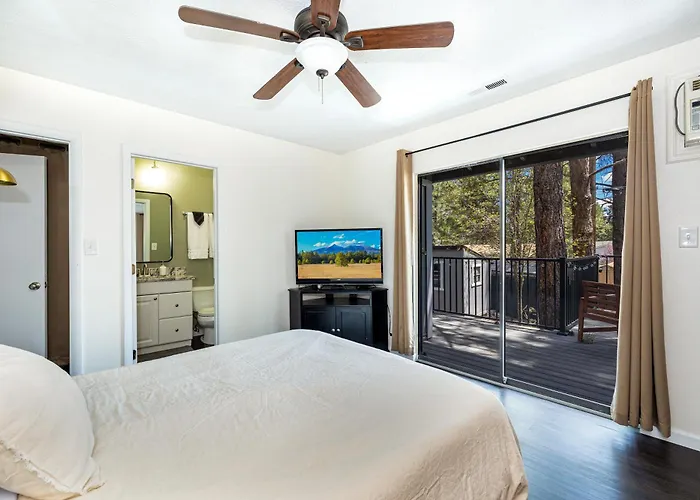 Holiday home Outdoor Oasis, Hottub, Fenced, Firepit & Pinetrees