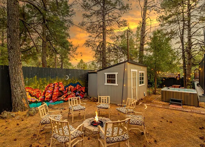 Outdoor Oasis, Hottub, Fenced, Firepit & Pinetrees Holiday home Mountainaire