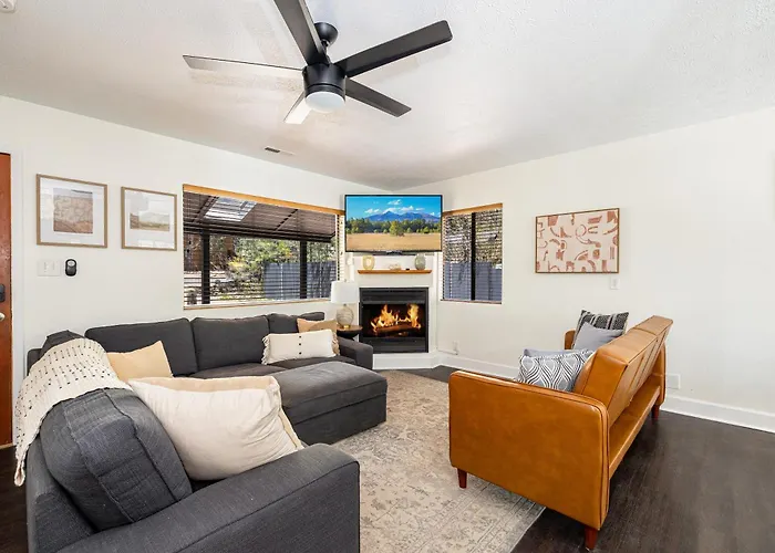 Outdoor Oasis, Hottub, Fenced, Firepit & Pinetrees Holiday home Mountainaire