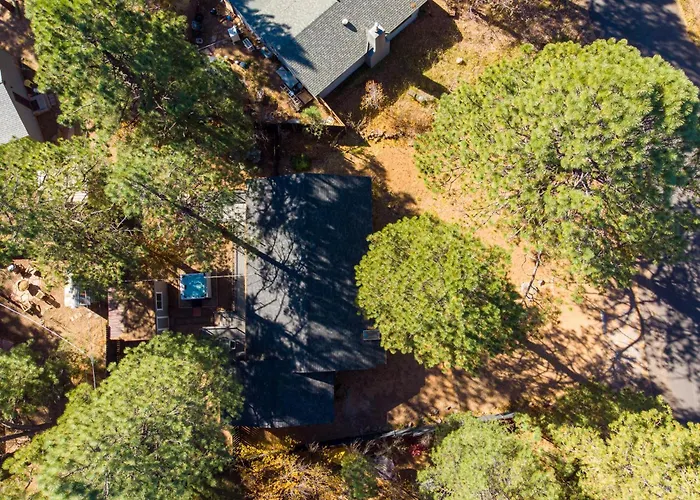 Outdoor Oasis, Hottub, Fenced, Firepit & Pinetrees Holiday home *