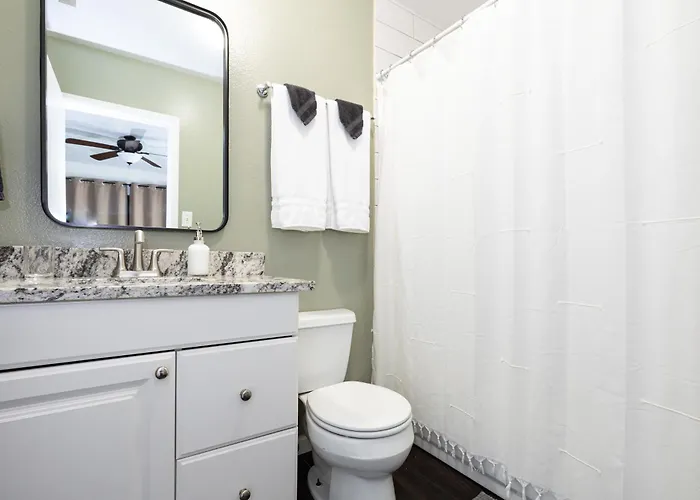 Holiday home Outdoor Oasis, Hottub, Fenced, Firepit & Pinetrees *