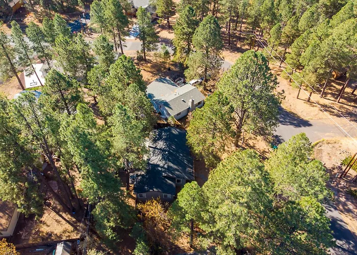Holiday home Outdoor Oasis, Hottub, Fenced, Firepit & Pinetrees *