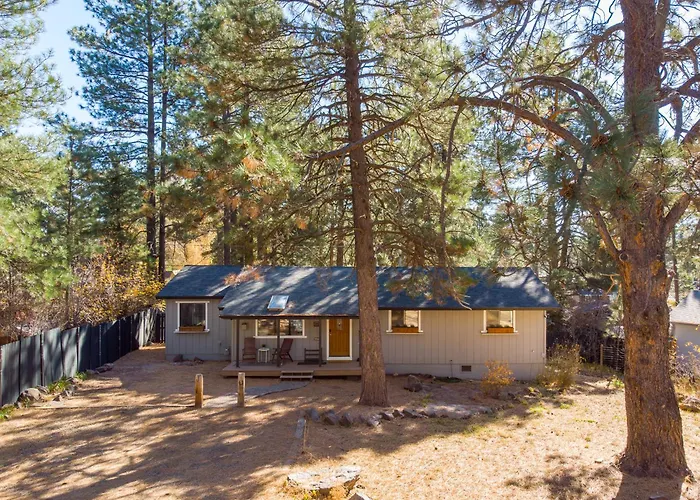 Outdoor Oasis, Hottub, Fenced, Firepit & Pinetrees Holiday home