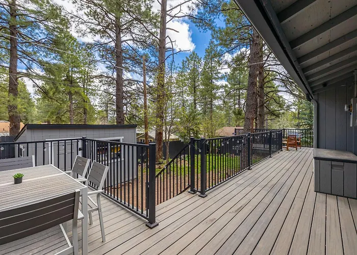 Outdoor Oasis, Hottub, Fenced, Firepit & Pinetrees