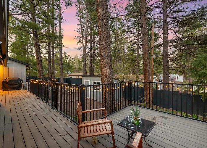 Outdoor Oasis, Hottub, Fenced, Firepit & Pinetrees Holiday home Mountainaire