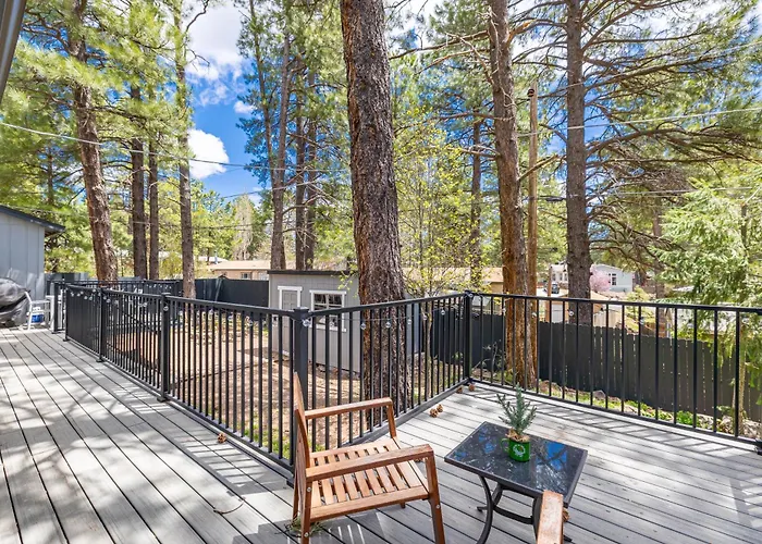 Outdoor Oasis, Hottub, Fenced, Firepit & Pinetrees *