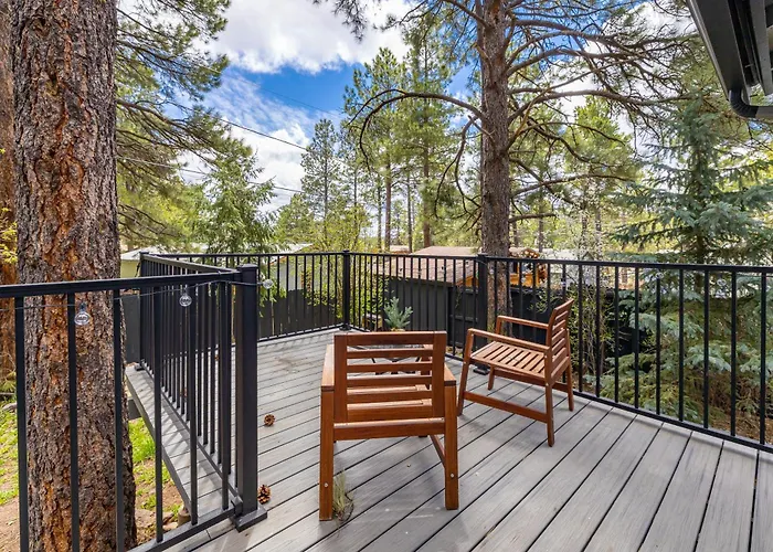 Outdoor Oasis, Hottub, Fenced, Firepit & Pinetrees Holiday home Mountainaire