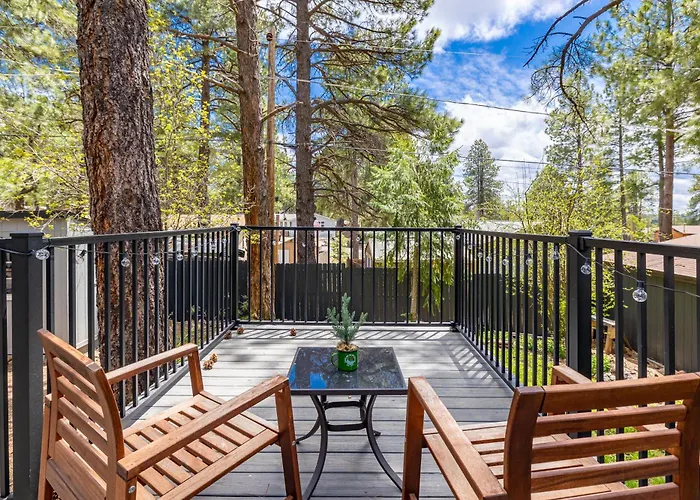 Outdoor Oasis, Hottub, Fenced, Firepit & Pinetrees Holiday home Mountainaire