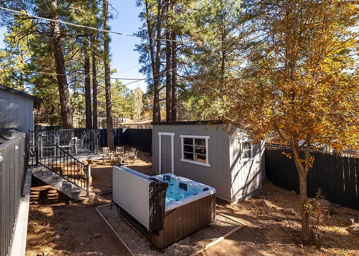 Outdoor Oasis, Hottub, Fenced, Firepit & Pinetrees