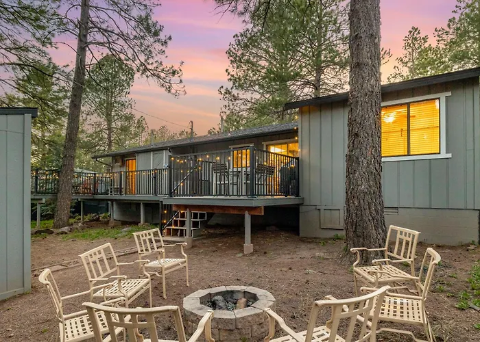Holiday home Outdoor Oasis, Hottub, Fenced, Firepit & Pinetrees Mountainaire