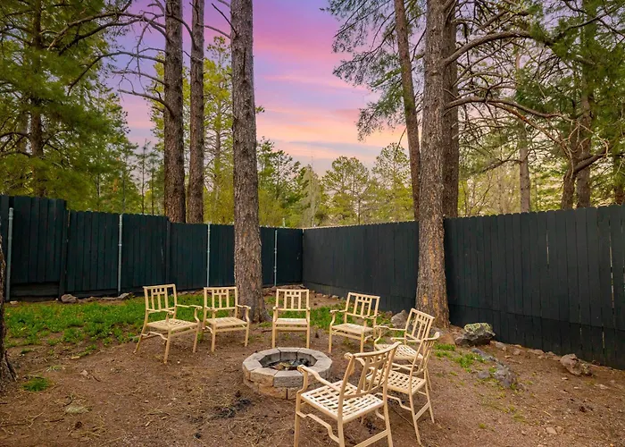 Outdoor Oasis, Hottub, Fenced, Firepit & Pinetrees