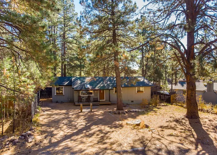 Outdoor Oasis, Hottub, Fenced, Firepit & Pinetrees Holiday home *