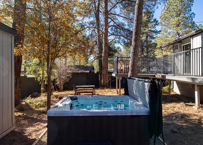 Outdoor Oasis, Hottub, Fenced, Firepit & Pinetrees Holiday home Mountainaire