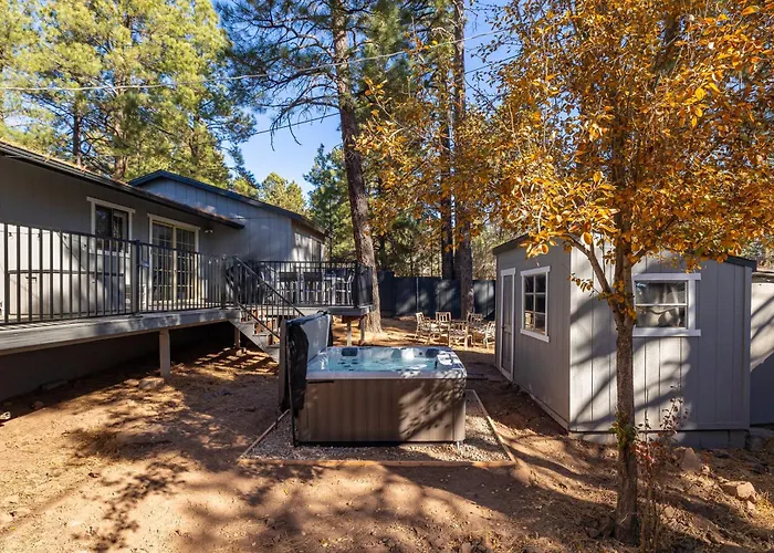 Holiday home Outdoor Oasis, Hottub, Fenced, Firepit & Pinetrees Mountainaire