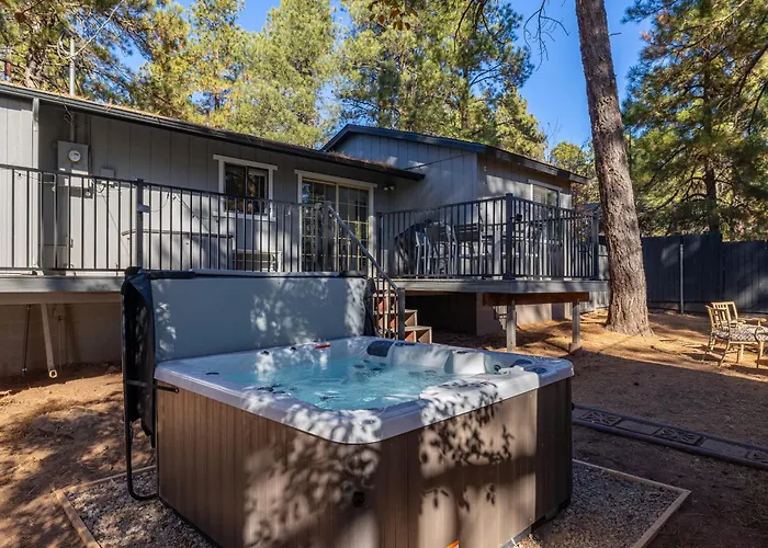Outdoor Oasis, Hottub, Fenced, Firepit & Pinetrees * Mountainaire