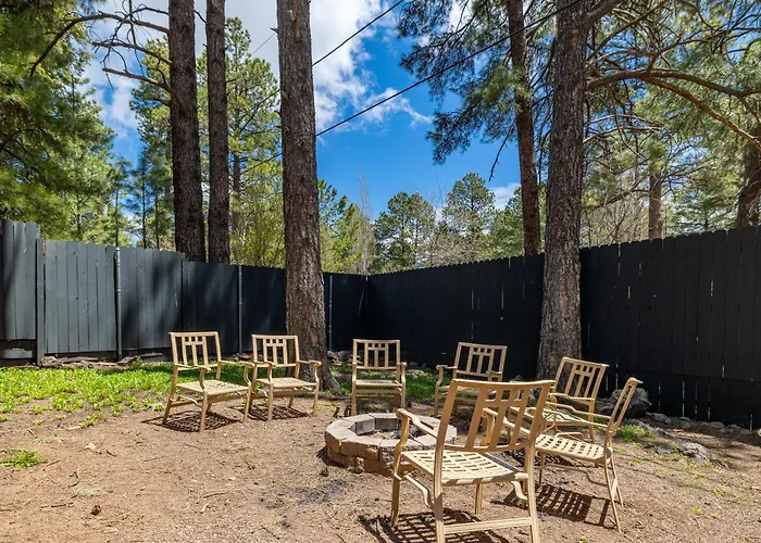 Outdoor Oasis, Hottub, Fenced, Firepit & Pinetrees Holiday home *