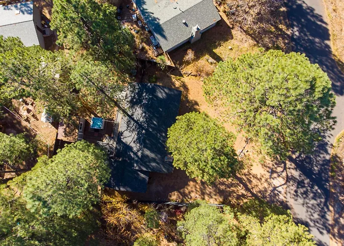 Holiday home Outdoor Oasis, Hottub, Fenced, Firepit & Pinetrees *