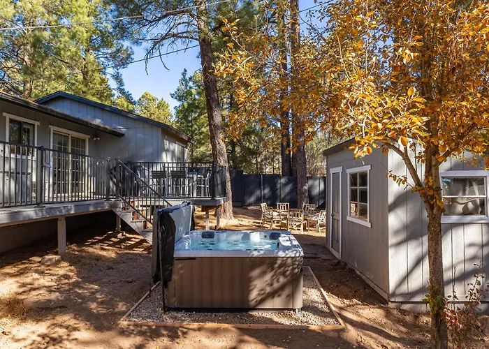 Outdoor Oasis, Hottub, Fenced, Firepit & Pinetrees Holiday home