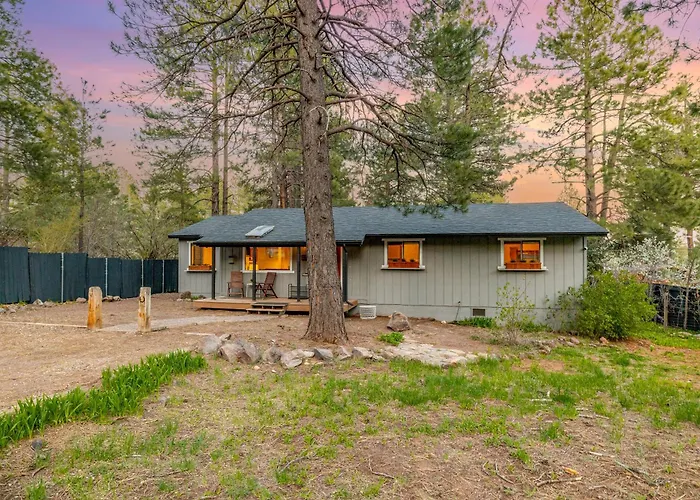 Outdoor Oasis, Hottub, Fenced, Firepit & Pinetrees Holiday home