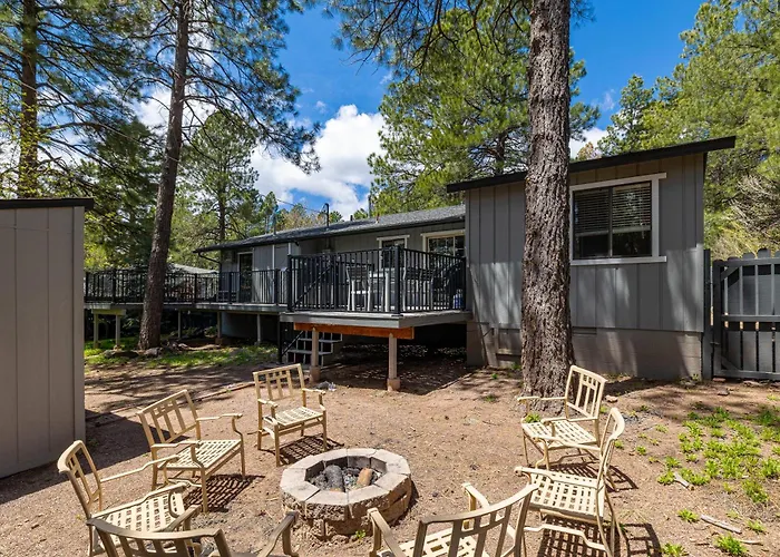 Outdoor Oasis, Hottub, Fenced, Firepit & Pinetrees Holiday home Mountainaire