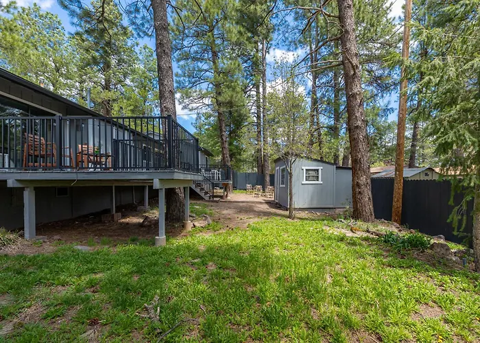 Holiday home Outdoor Oasis, Hottub, Fenced, Firepit & Pinetrees Mountainaire