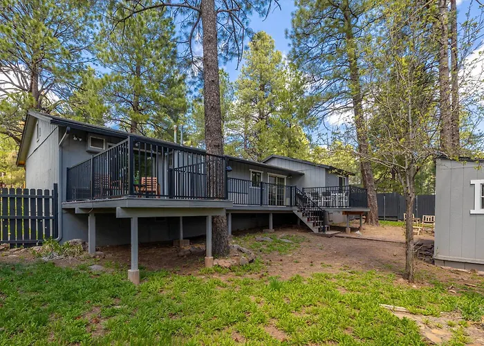 Outdoor Oasis, Hottub, Fenced, Firepit & Pinetrees Holiday home *