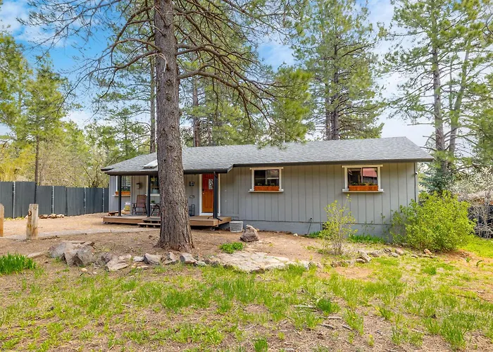 Outdoor Oasis, Hottub, Fenced, Firepit & Pinetrees